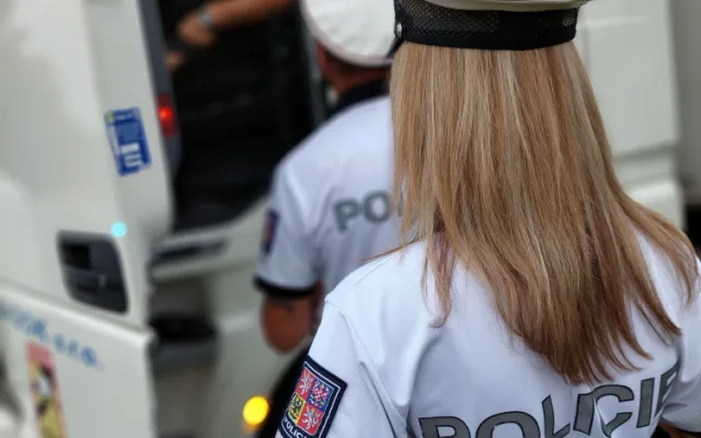 Jízda s mobilem v ruce a bez pásu, předjíždějící kamiony. Policie zjišťovala, jak se řidiči v kraji chovají za volantem