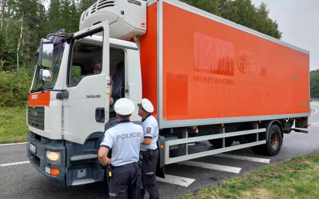 Jízda s mobilem v ruce a bez pásu, předjíždějící kamiony. Policie zjišťovala, jak se řidiči v kraji chovají za volantem