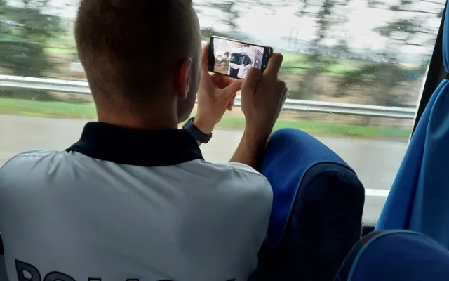 Jízda s mobilem v ruce a bez pásu, předjíždějící kamiony. Policie zjišťovala, jak se řidiči v kraji chovají za volantem