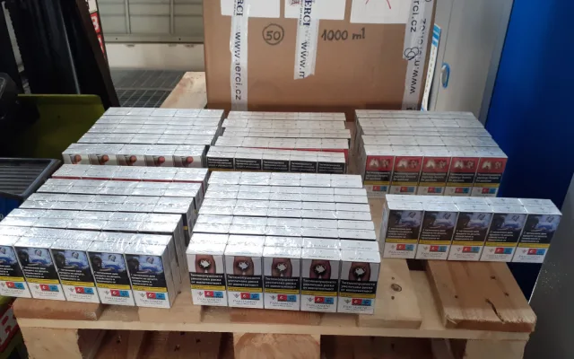 Bulhar přes Vysočinu nelegálně převážel cigarety v krabicích od plínek, Rakiji mezi nealkem