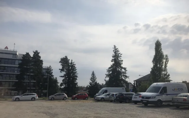 Když fialoParkoviště za krajským úřadem.vý režim nestačí: Jihlava nabídne dojíždějícím parkovací plochy zdarma