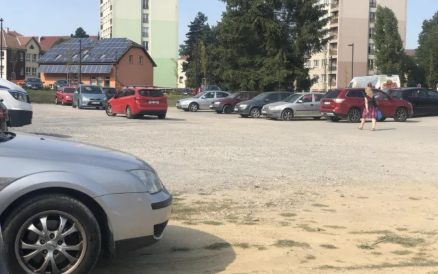 Parkoviště za krajským úřadem.