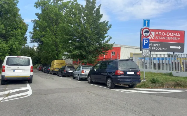 Parkoviště u prodejny stavebnin na Jiráskově ulici.