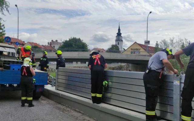 Ilustrační foto, stavění protipovodňových zábran ve Velkém Meziříčí