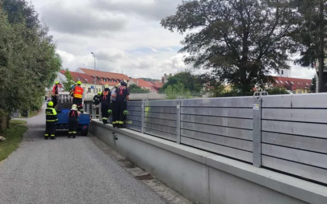 FOTO: Spadlé stromy na Vysočině zastavily vlaky, na Sázavě hrozí třetí povodňový stupeň