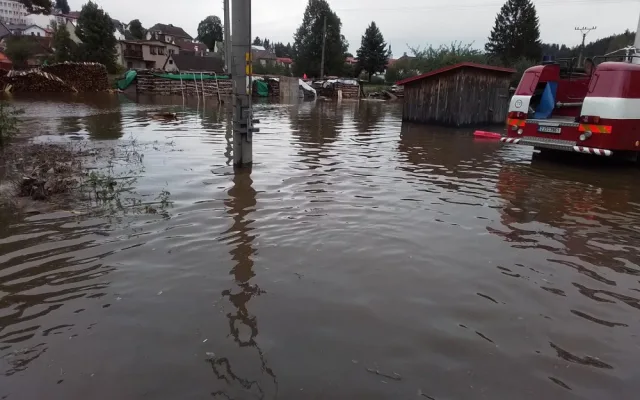 FOTO: Hladina řeky v Jimramově znovu stoupla. Ohrožení obyvatele jsou již evakuováni, místo hlídají hasiči
