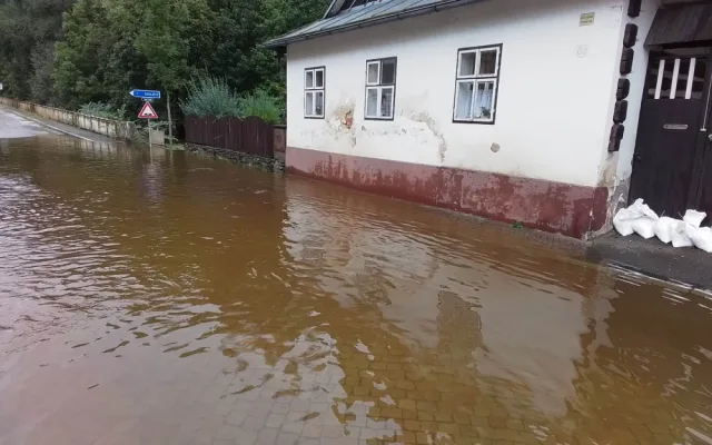 FOTO: Hladina řeky v Jimramově znovu stoupla. Ohrožení obyvatele jsou již evakuováni, místo hlídají hasiči