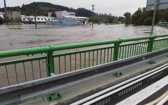 FOTO: Hladina řeky v Jimramově znovu stoupla. Ohrožení obyvatele jsou již evakuováni, místo hlídají hasiči