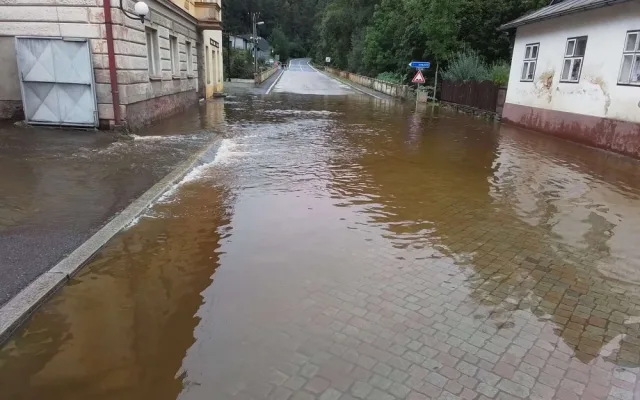 FOTO: Hladina řeky v Jimramově znovu stoupla. Ohrožení obyvatele jsou již evakuováni, místo hlídají hasiči