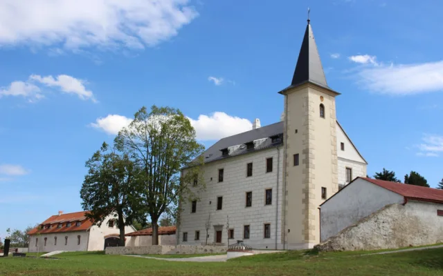 Rozpadlý zámek v Přísece se před devíti lety proměnil v Muzeum autíček. Modely vidělo už přes 100 tisíc návštěvníků, foto: Muzeum autíček