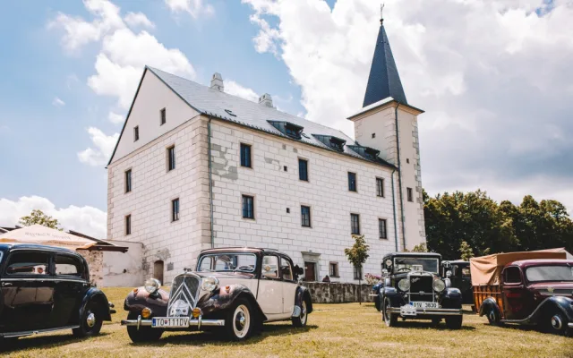 Rozpadlý zámek v Přísece se před devíti lety proměnil v Muzeum autíček. Modely vidělo už přes 100 tisíc návštěvníků, foto: Muzeum autíček