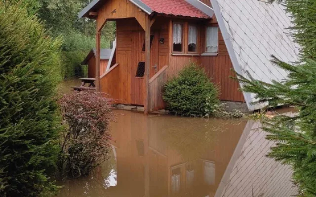 V Třešti se protrhla hráz rybníka, ohrožená je přilehlá chatová oblast. Na místě jsou teď hasiči