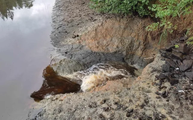 V Třešti se protrhla hráz rybníka, ohrožená je přilehlá chatová oblast. Na místě jsou teď hasiči