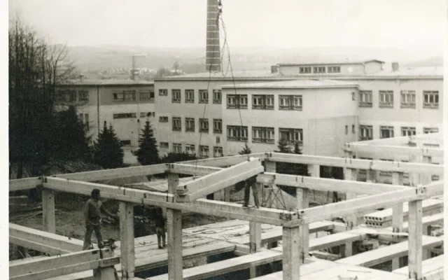 Výstavba stávajího pavilonu v roce 1977. Foto: se svolením Nemocnice Nové Město na Moravě