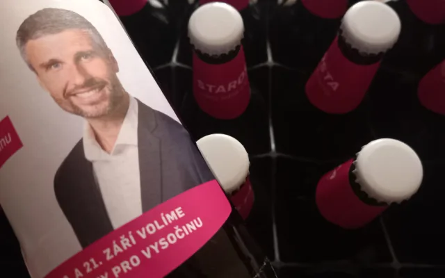 Pivo, kšiltovka i fotka kandidátů vytvořená umělou inteligencí. Strany na Vysočině bojovaly o voliče různě