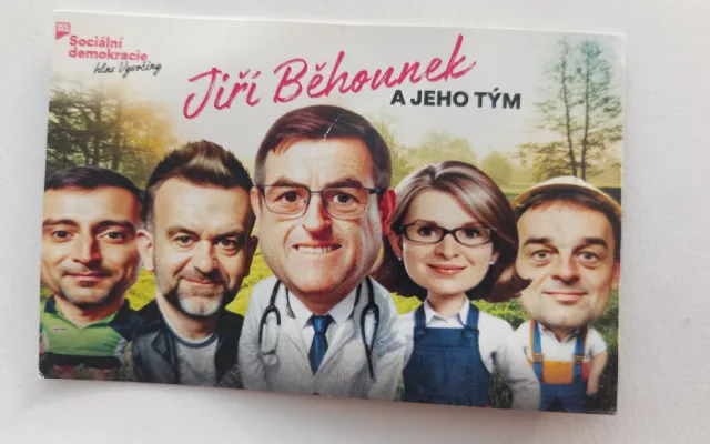 Pivo, kšiltovka i fotka kandidátů vytvořená umělou inteligencí. Strany na Vysočině bojovaly o voliče různě