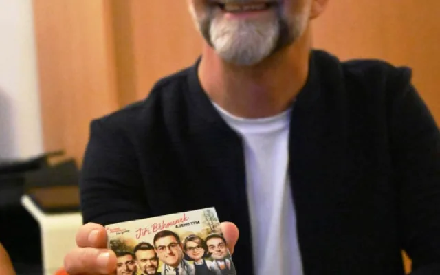 Pivo, kšiltovka i fotka kandidátů vytvořená umělou inteligencí. Strany na Vysočině bojovaly o voliče různě
