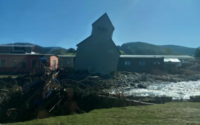 VIDEO: Slzy, trosky domů, tuny medu, co odnesla voda. Dobrovolnice z Jihlavska vzpomínají na den v České Vsi