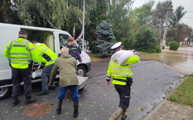 Práce policistů během povodní byla klíčová. Mnozí nasazovali vlastní životy