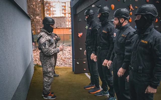 Ondřej Havlíček při natáčení videa u policejní zásahové jednotky