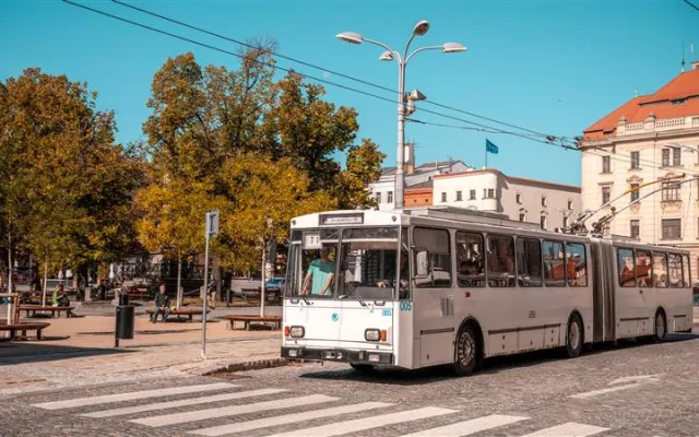 Dopravní podnik připravil speciální dušičkovou linku D, cestující zdarma sveze retro trolejbus