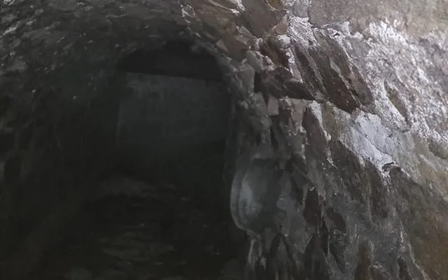 V Krucemburku se při opravě propadla silnice. Stavbaři narazili na historickou kanalizaci