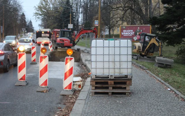 U zoologické zahrady vzniká zastávka MHD. Dělníci pracují i na úpravě přístupové cesty pod mostem
