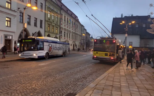 POLITICKÁ KORIDA: Měla by Jihlava zrušit celovozovou reklamu v MHD? Odpovídají zastupitelé