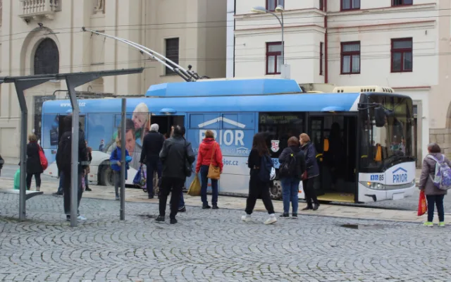 POLITICKÁ KORIDA: Měla by Jihlava zrušit celovozovou reklamu v MHD? Odpovídají zastupitelé