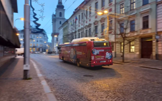 POLITICKÁ KORIDA: Měla by Jihlava zrušit celovozovou reklamu v MHD? Odpovídají zastupitelé