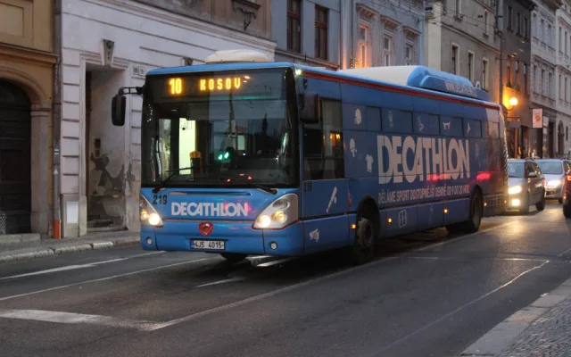 POLITICKÁ KORIDA: Měla by Jihlava zrušit celovozovou reklamu v MHD? Odpovídají zastupitelé