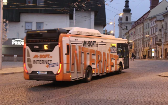 POLITICKÁ KORIDA: Měla by Jihlava zrušit celovozovou reklamu v MHD? Odpovídají zastupitelé