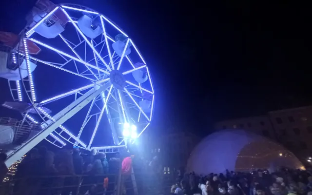 Vánoční strom na jihlavském náměstí i výzdoba města už svítí. Zahájení adventu lákalo tisíce lidí
