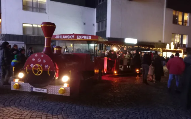 Vánoční strom na jihlavském náměstí i výzdoba města už svítí. Zahájení adventu lákalo tisíce lidí