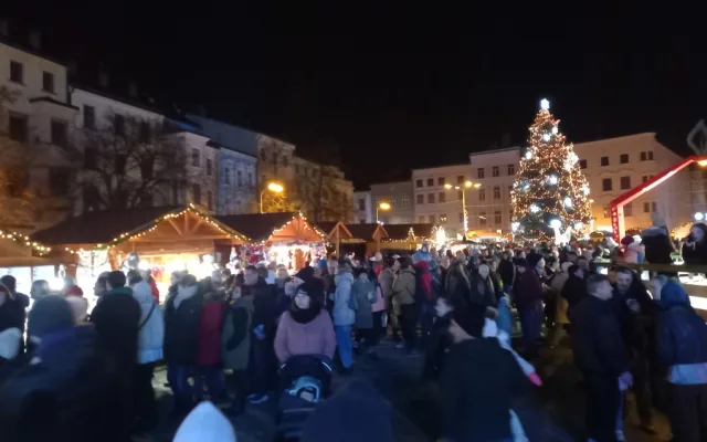 Vánoční strom na jihlavském náměstí i výzdoba města už svítí. Zahájení adventu lákalo tisíce lidí