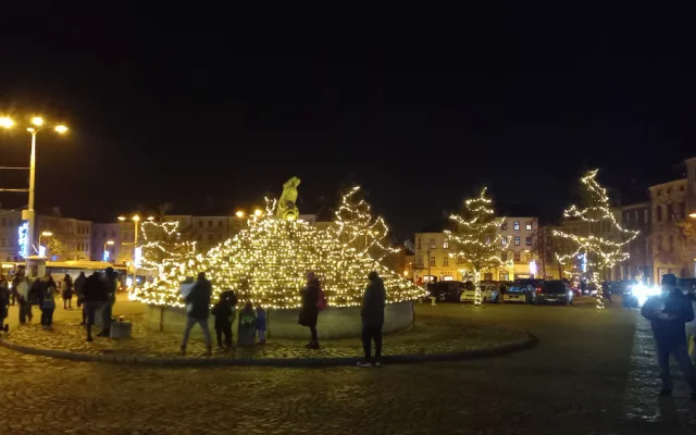 Vánoční strom na jihlavském náměstí i výzdoba města už svítí. Zahájení adventu lákalo tisíce lidí