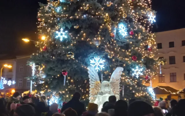 Vánoční strom na jihlavském náměstí i výzdoba města už svítí. Zahájení adventu lákalo tisíce lidí
