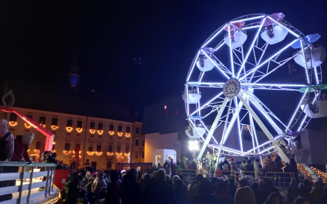 Vánoční strom na jihlavském náměstí i výzdoba města už svítí. Zahájení adventu lákalo tisíce lidí