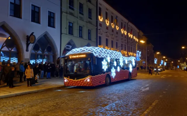 Vánoční strom na jihlavském náměstí i výzdoba města už svítí. Zahájení adventu lákalo tisíce lidí