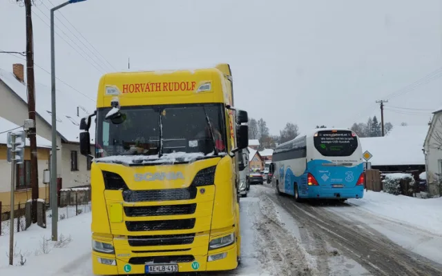 FOTO: Sníh komplikuje dopravu na D1, kolony jsou ve směru na Havlíčkův Brod, Znojmo i Pelhřimov