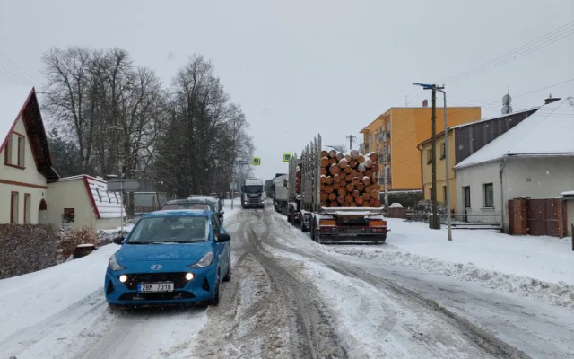FOTO: Sníh komplikuje dopravu na D1, kolony jsou ve směru na Havlíčkův Brod, Znojmo i Pelhřimov