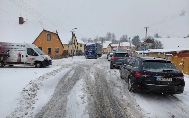 FOTO: Sníh komplikuje dopravu na D1, kolony jsou ve směru na Havlíčkův Brod, Znojmo i Pelhřimov