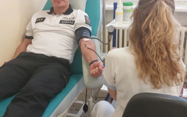 Policisté dálničního oddělení ve Velkém Beranově chějí jít příkladem, hromadně darovali krev
