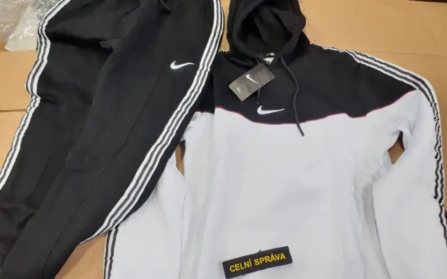 VIDEO: Nike s pruhy Adidas. Celníci z Vysočiny zastavili řidiče, který převážel padělky značek za 11 milionů