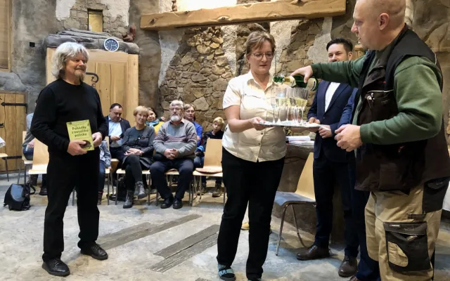 VIDEO: Pavel Bezděčka má novou knihu pohádek. Vypráví o zvířatech ze Zoo Jihlava, třeba o nosálech nebo hrošíkovi