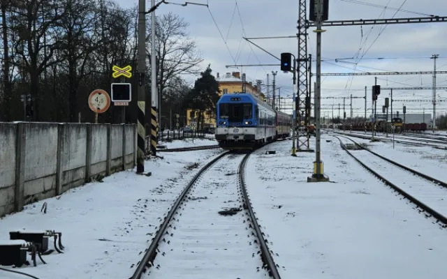 Osobní vlak vjel v Jihlavě na nádraží do cesty rychlíku, vlaky se nesrazily