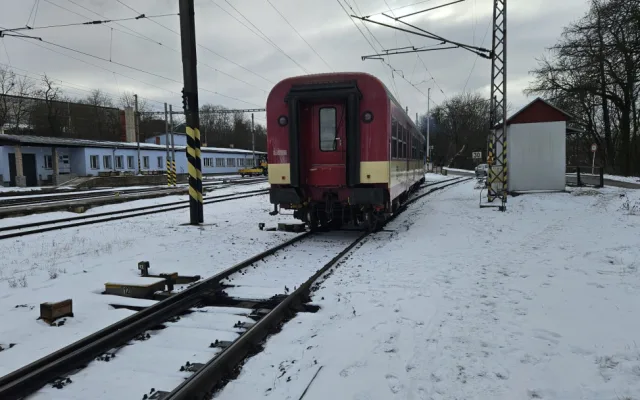 Osobní vlak vjel v Jihlavě na nádraží do cesty rychlíku, vlaky se nesrazily