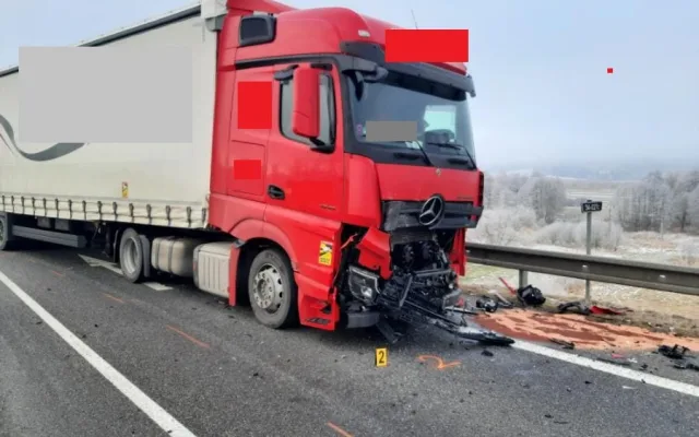 Hlavní silnice u Ústrašína je neprůjezdná. Nehoda osobního a nákladního auta byla tragická. Foto: Se svolením Policie ČR