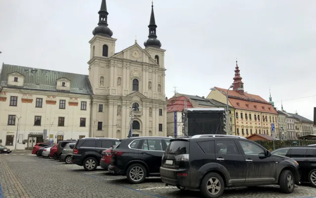Parkování v Jihlavě I: Na náměstí se toho moc nezměnilo, dá se tam stát i zadarmo