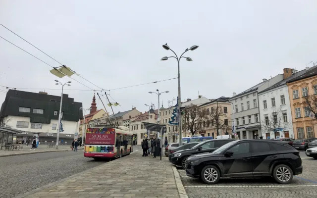 Parkování v Jihlavě I: Na náměstí se toho moc nezměnilo, dá se tam stát i zadarmo